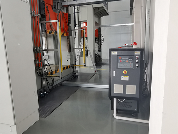 模具油温机在电池盒制造中控温，改善汽车部件生产