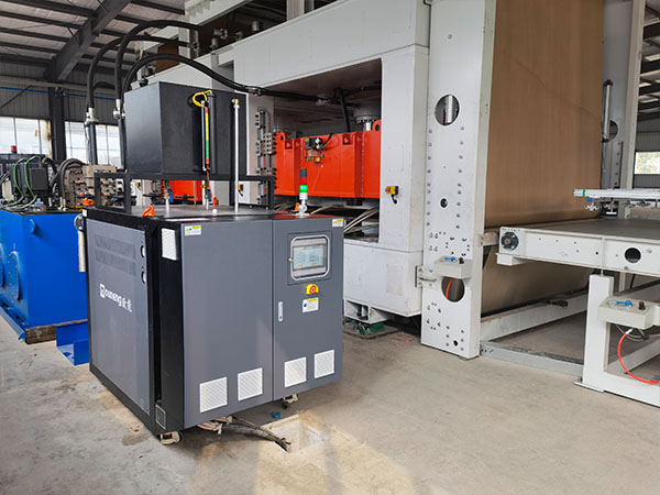 汽车内外饰生产，热压板成型油加热器助您控温